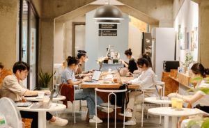 Người Việt có xu hướng đi cà phê, ăn hàng thường xuyên hơn