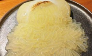 Nhà hàng gây tranh cãi vì bán trứng bạch tuộc sống
