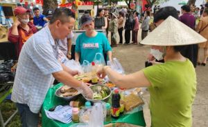 Lễ hội bánh mì đông khách, nhưng sức mua giảm