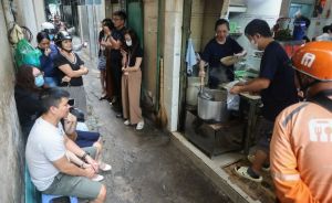 Xếp hàng giữa trưa chờ ăn bún bò mỡ nổi ở quán Michelin gợi ý