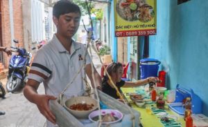 Quán hủ tiếu bán theo cách thả dây ở TP HCM