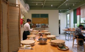 Khách nước ngoài học đổ bánh xèo, cuốn bò lá lốt ở Sài Gòn