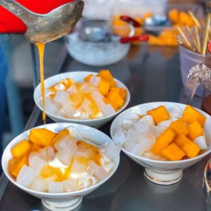 Hủ tiếu xoài và loạt món ăn vặt lạ miệng ở TP.HCM