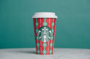 Những cái ly màu đỏ mùa lễ hội của Starbucks qua năm tháng
